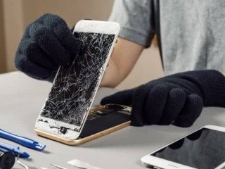 Low-Cost iPhone Screen Repair in Dakabin